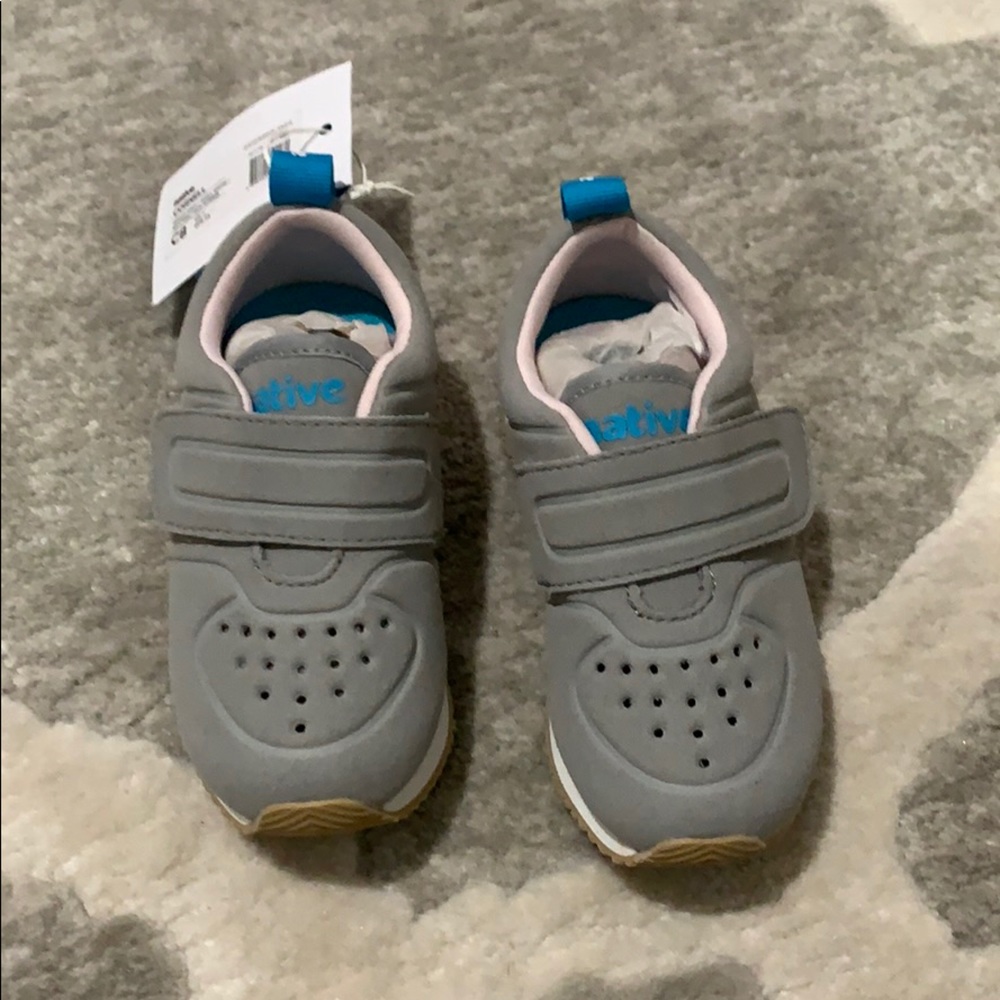 NWT Native girls Velcro shoes